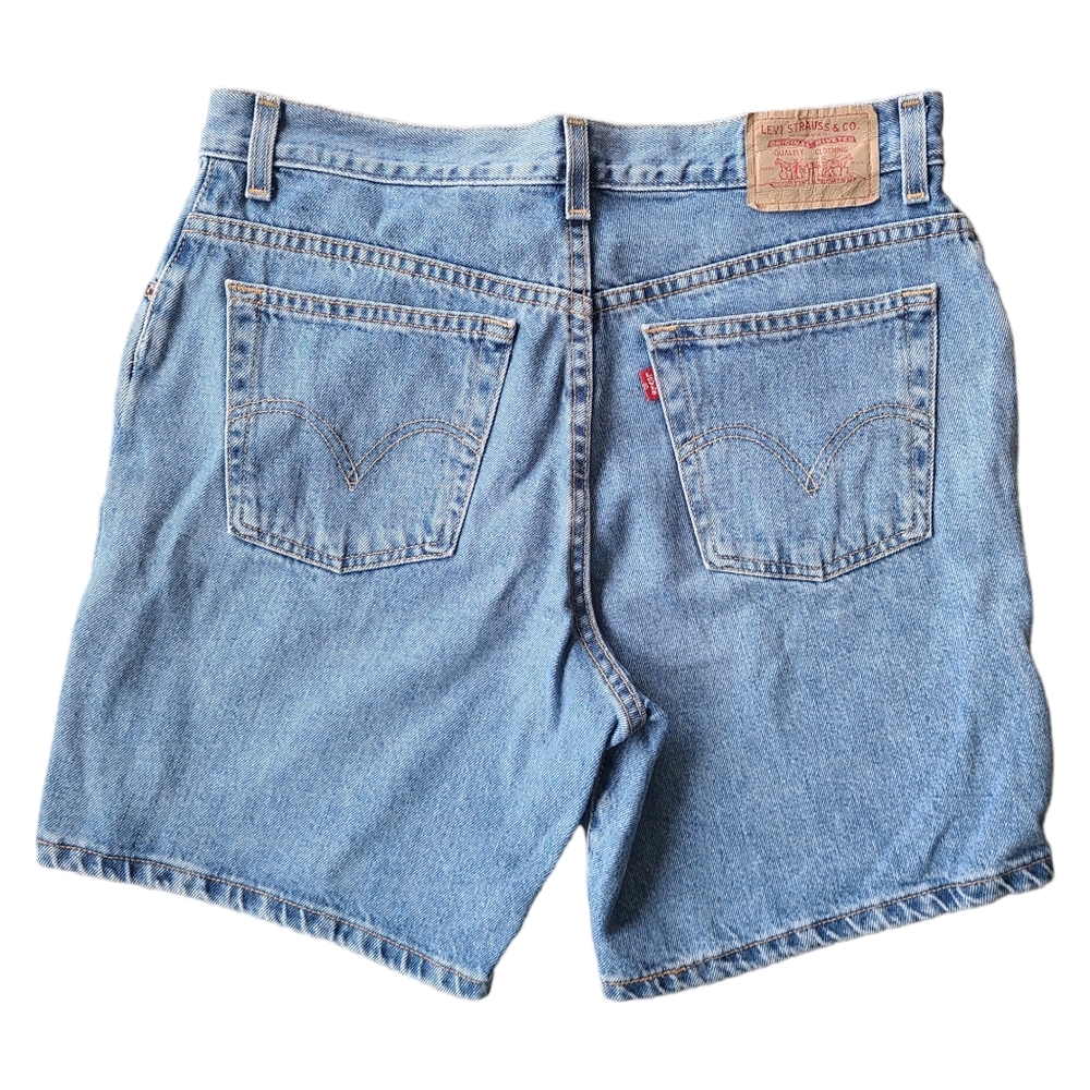 Vintage Levi's High Waisted Light Wash Blue Denim Mom Jean Shorts Size 12 32 x 7